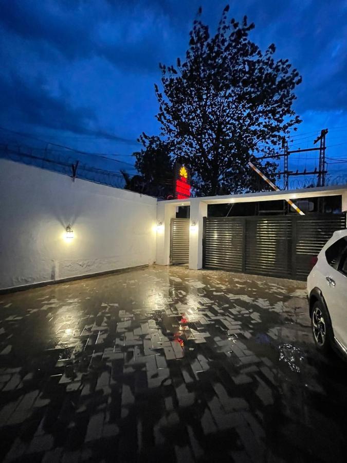 Shelton'S Rezidor House Hotel Peshawar Exterior photo