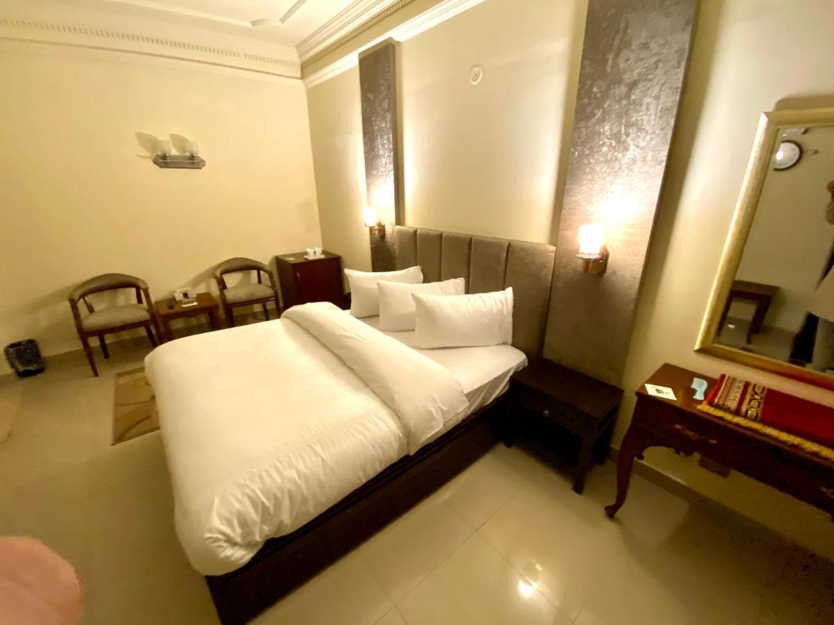 Shelton'S Rezidor House Hotel Peshawar Exterior photo