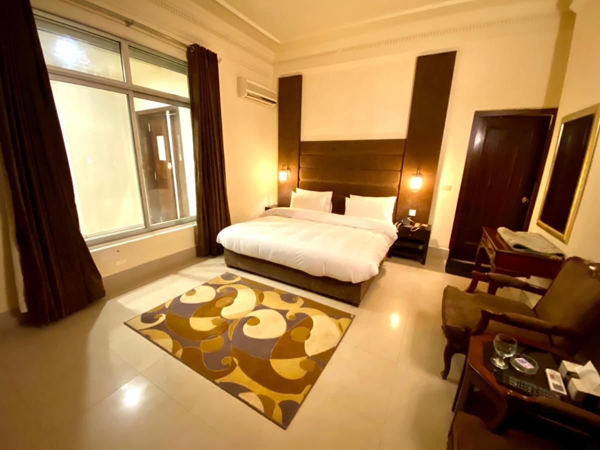 Shelton'S Rezidor House Hotel Peshawar Exterior photo